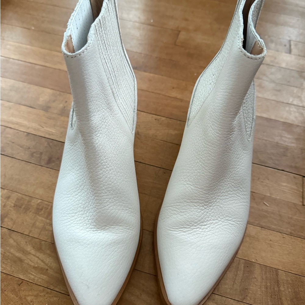 Elegant White Leather Ankle Boots from Club Monaco